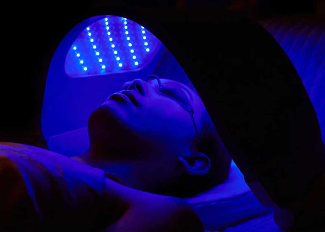 Tutto quello che c'è sapere sulla terapia a luce LED blu – LumiFace